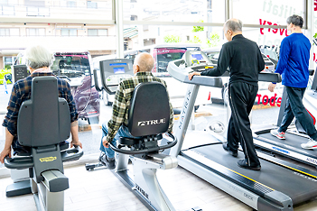 こだわりのトレーニングマシン、機能訓練の運動器具