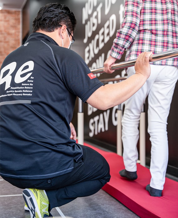 不安定なマットの上でバランスを取る練習